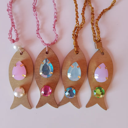 4 collares de peces de madera con piedras en varios colores y cordones tejidos a crochet