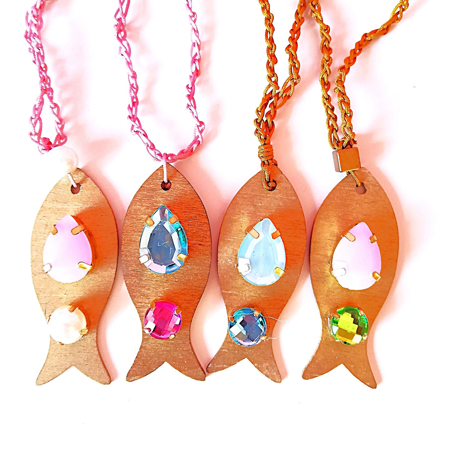 4 collares de peces de madera con piedras en varios colores y cordones tejidos a crochet
