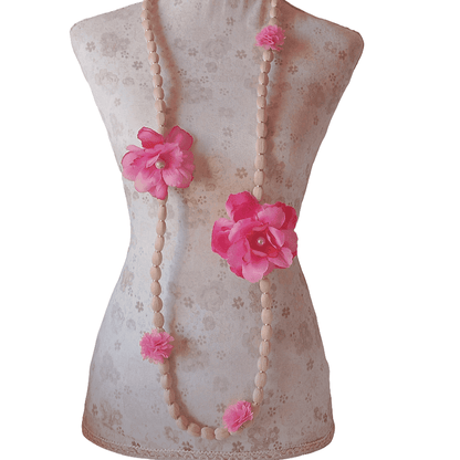 Collar largo de flores grandes y pequeñas en tonos rosados