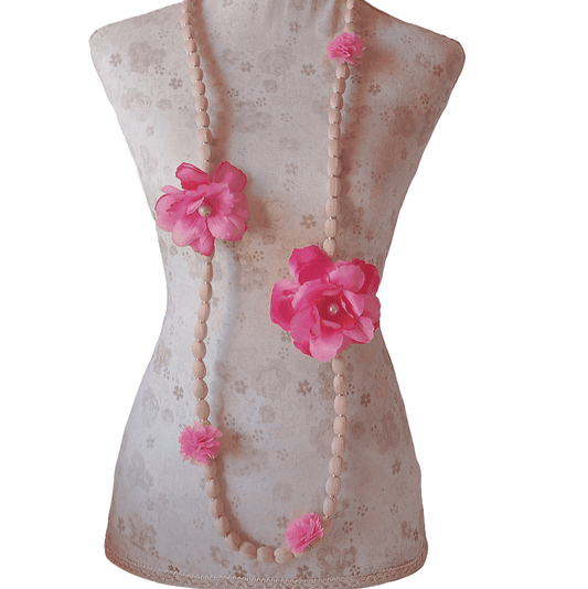 Collar largo de flores grandes y pequeñas en tonos rosados