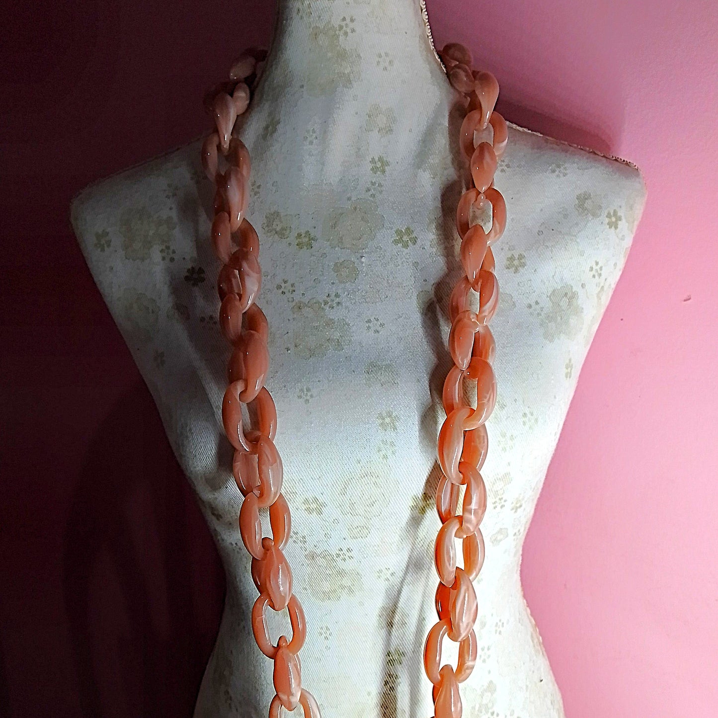 collar largo cadena acrílica rosado  en maniquí