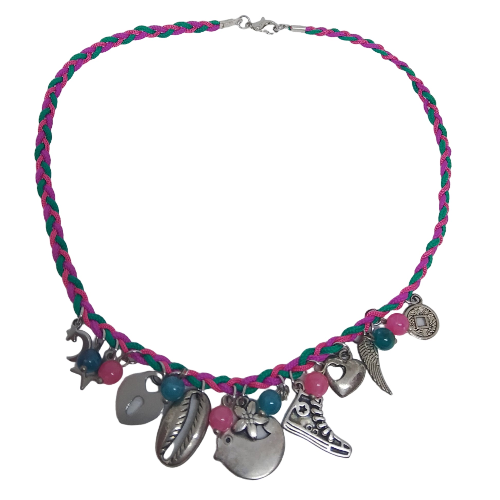 collar niña de hilos trenzados en rosa y verde y charms y bolitas de frente