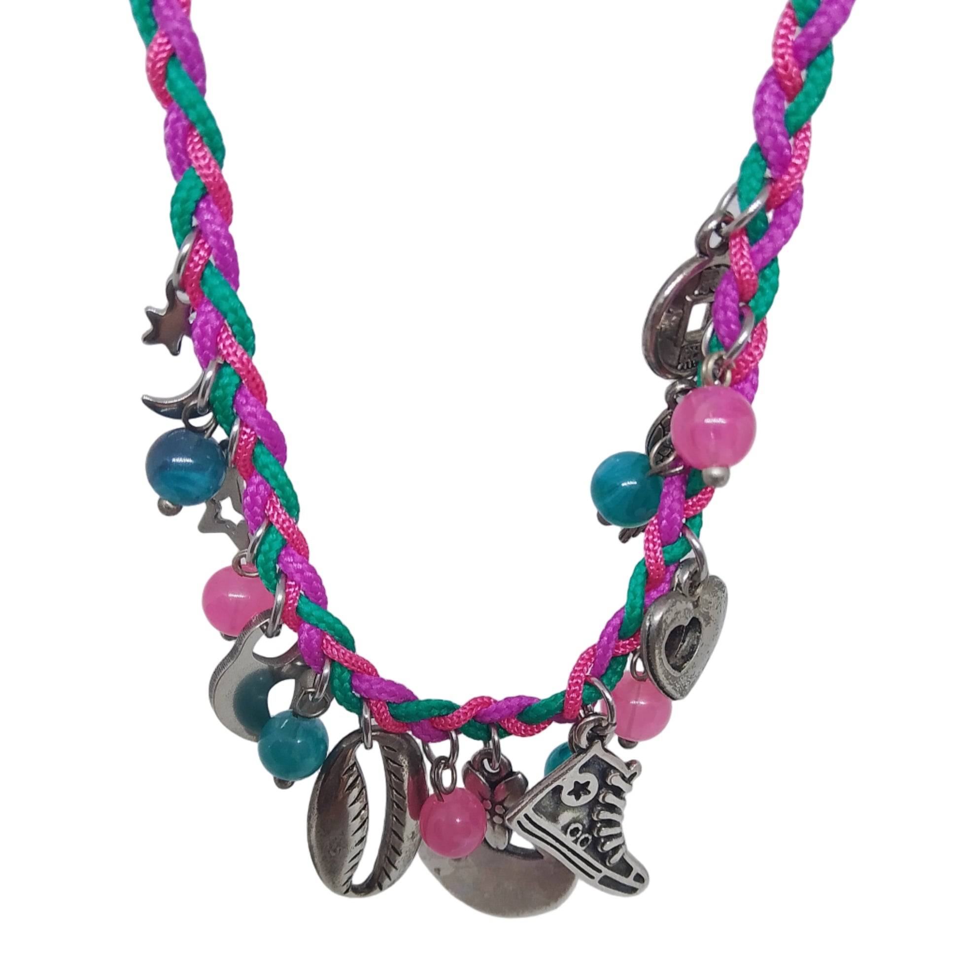 collar niña de hilos trenzados en rosa y verde y charms y bolitas colgando