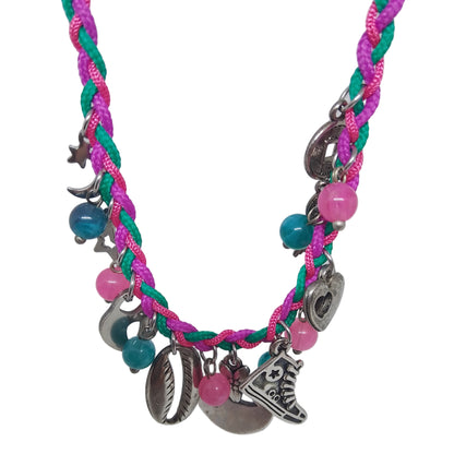 collar niña de hilos trenzados en rosa y verde y charms y bolitas colgando