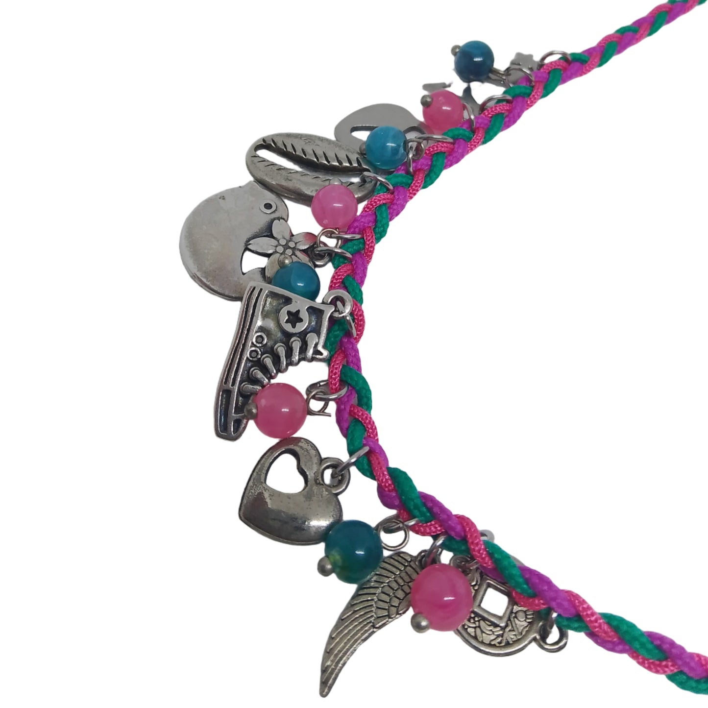 collar niña de hilos trenzados en rosa y verde y charms y bolitas de lado