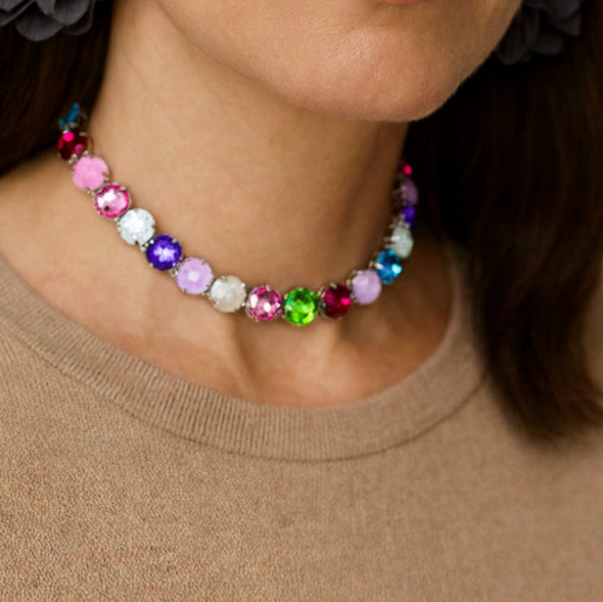 Collar de cuentas brillantes de colores en mujer