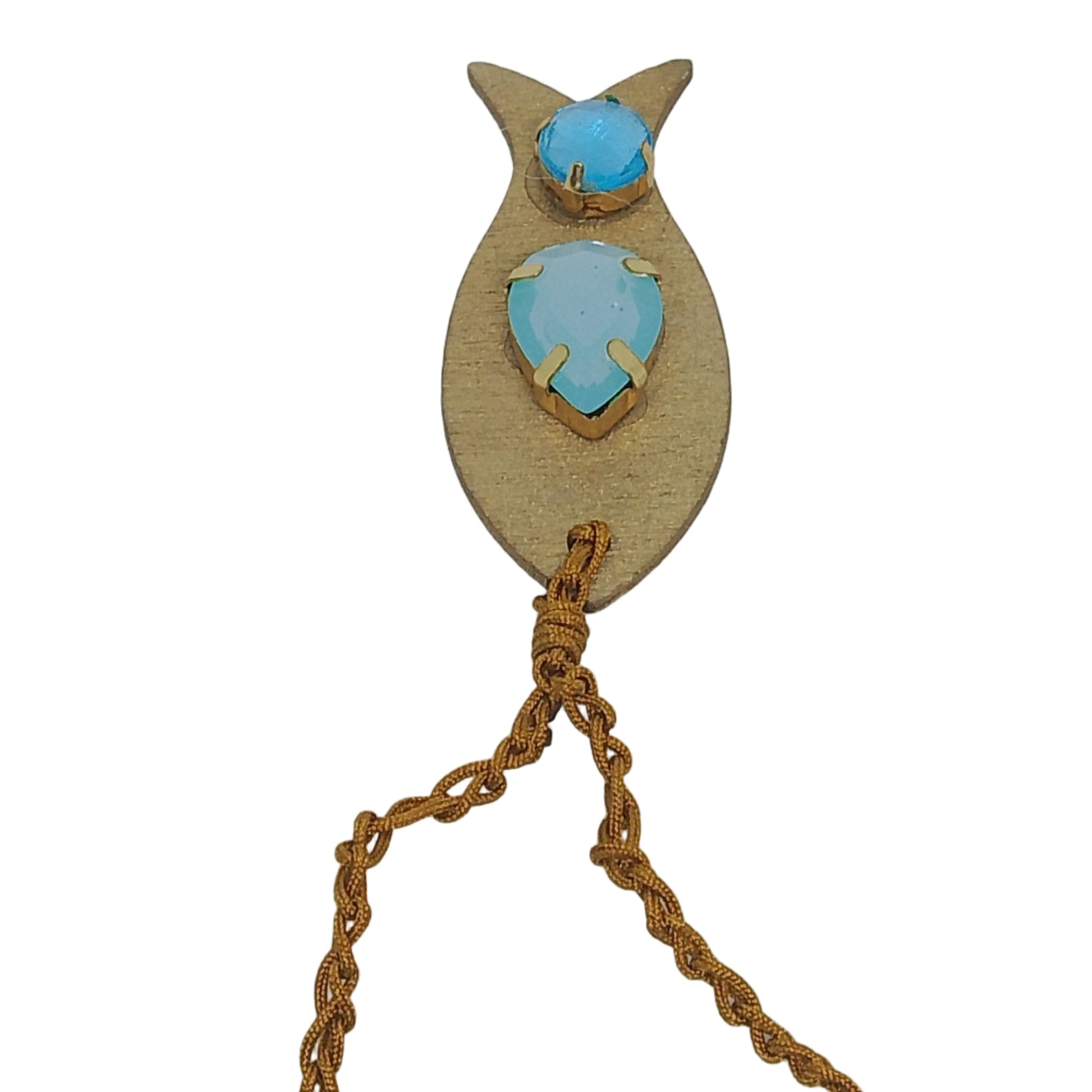 Pieza de collar en forma de pez de color dorado con piedras de bisutería con piedras azules visto al revés