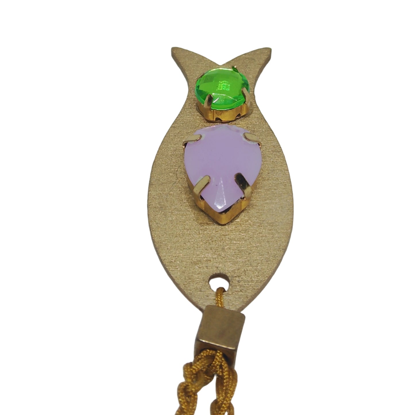 Pieza de collar en forma de pez de color dorado con piedras de bisutería con piedra verde y lavanda visto al revés