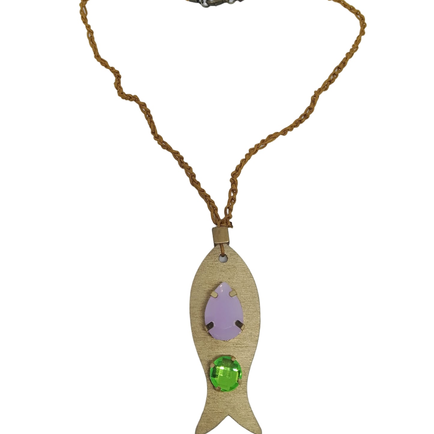Pieza de collar en forma de pez de color dorado con piedras de bisutería con piedra verde y lavanda visto desde arriba