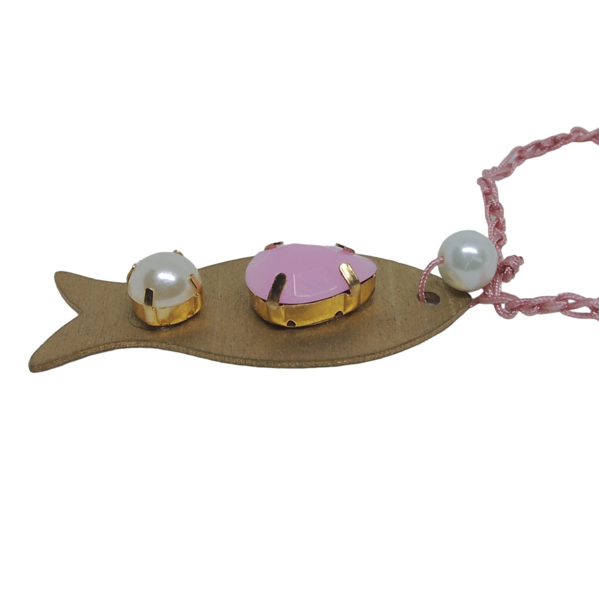 Pieza de collar en forma de pez de color dorado con piedras de bisutería en rosa y perla, visto de lado