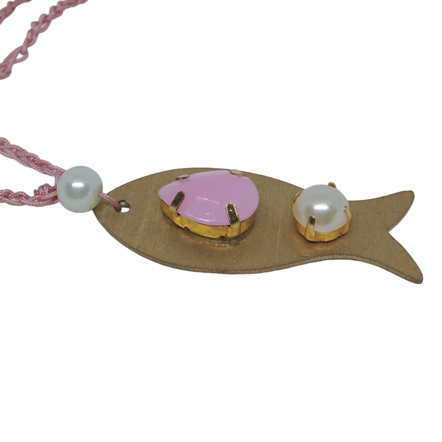 Pieza de collar en forma de pez de color dorado con piedras de bisutería con piedra rosa y perla visto de lado