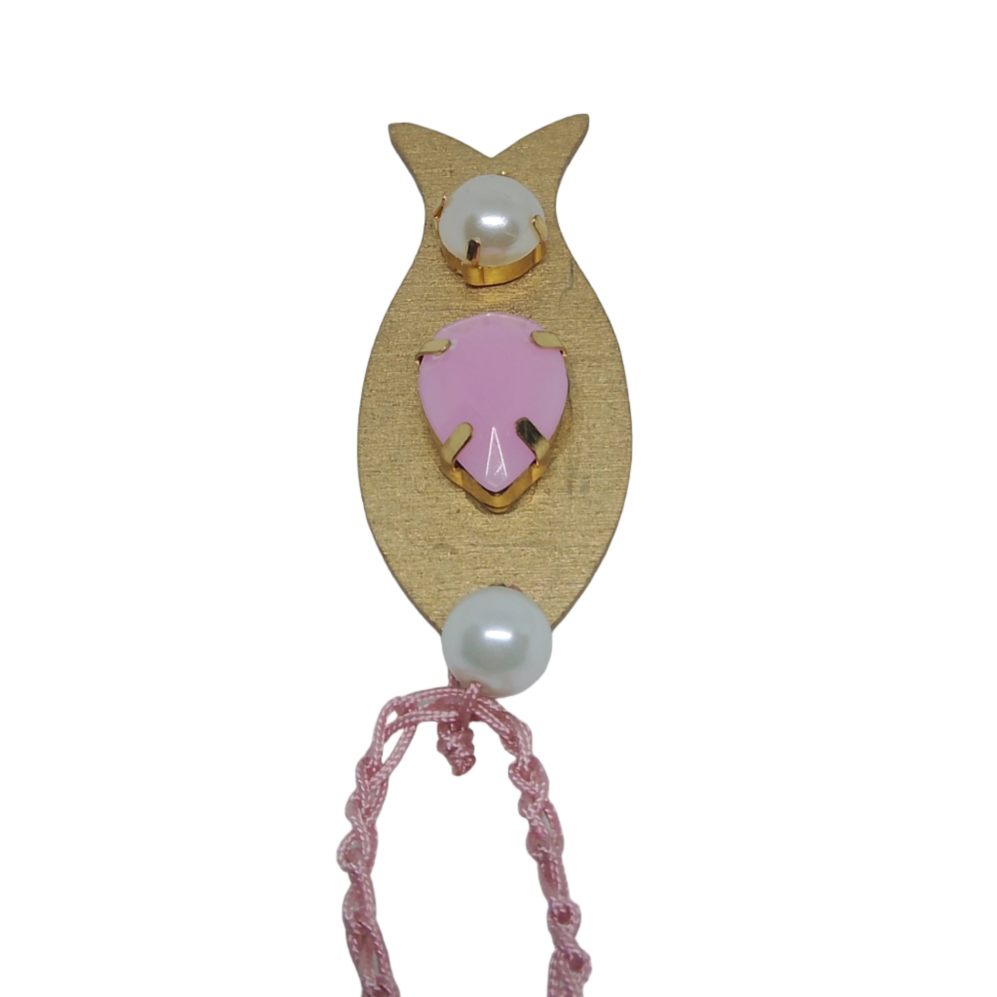 Pieza de collar en forma de pez de color dorado con piedras de bisutería con pieza rosa y perla, viso al revés