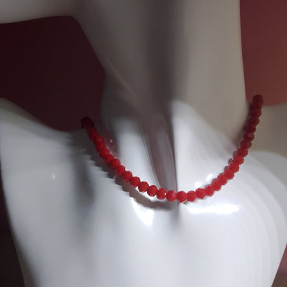 Collar de bolas facetadas en rojo en busto blanco