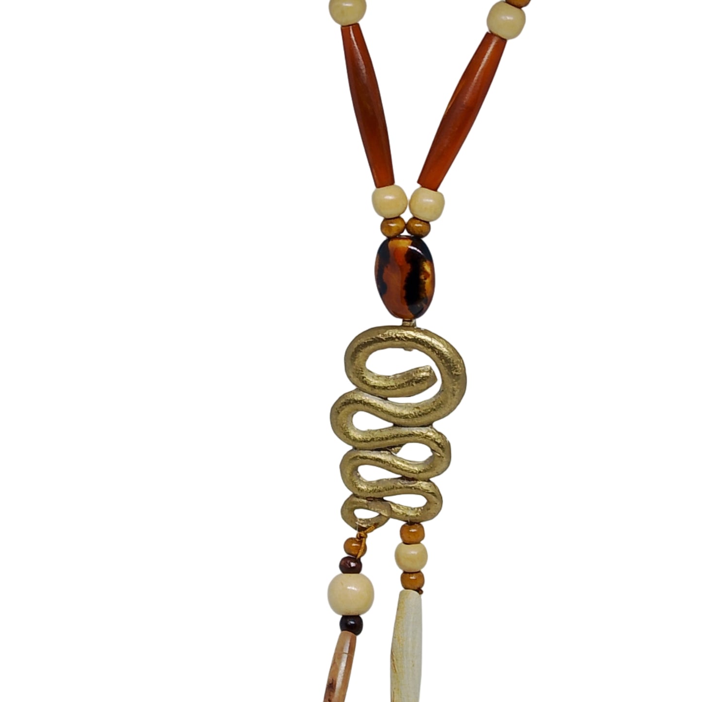 Collar de piezas de madera de diferentes tonos marrones y color crudo con pieza central dorada en forma serpiente, colgado