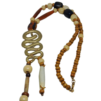 Collar de piezas de madera de diferentes tonos marrones y color crudo con pieza central dorada en forma serpiente