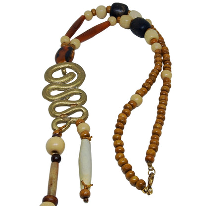 Collar de piezas de madera de diferentes tonos marrones y color crudo con pieza central dorada en forma serpiente