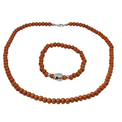 Collar y pulsera de cuentas de madera marrón con adorno calavera plateada — vista desde arriba