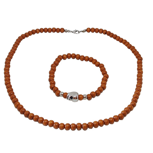 Collar y pulsera de cuentas de madera marrón con adorno calavera plateada — vista desde arriba