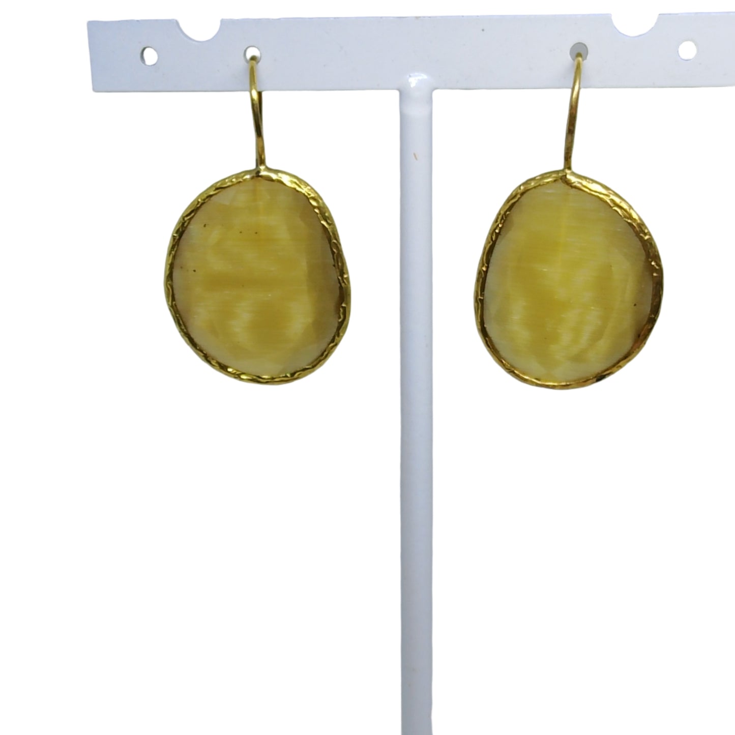 pendientes de piedra natural enmarcados y gancho en dorado colgados