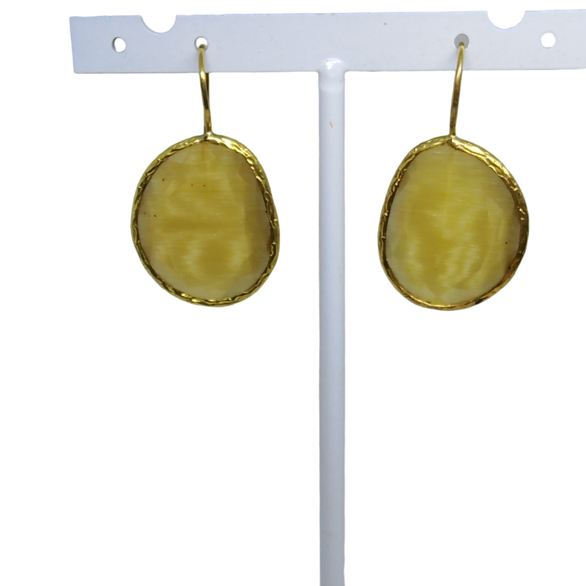 pendientes de piedra natural enmarcados y gancho en dorado colgados