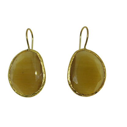 pendientes de piedra natural enmarcados y gancho en dorado color beige