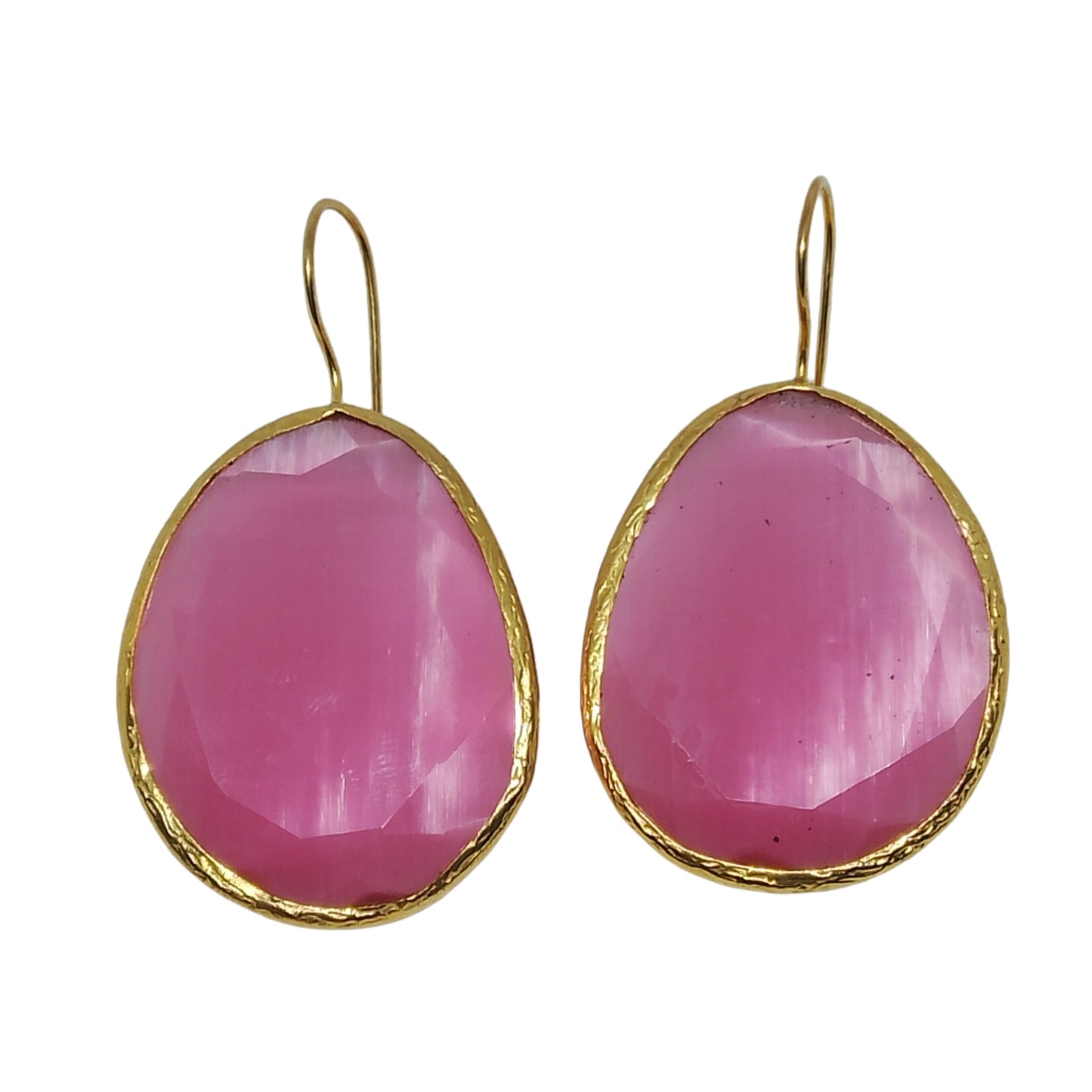 pendientes mineral rosa enmarcados en dorado y gancho , vistos desde arriba