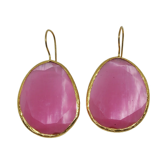 pendientes mineral rosa enmarcados en dorado y gancho , vistos desde arriba