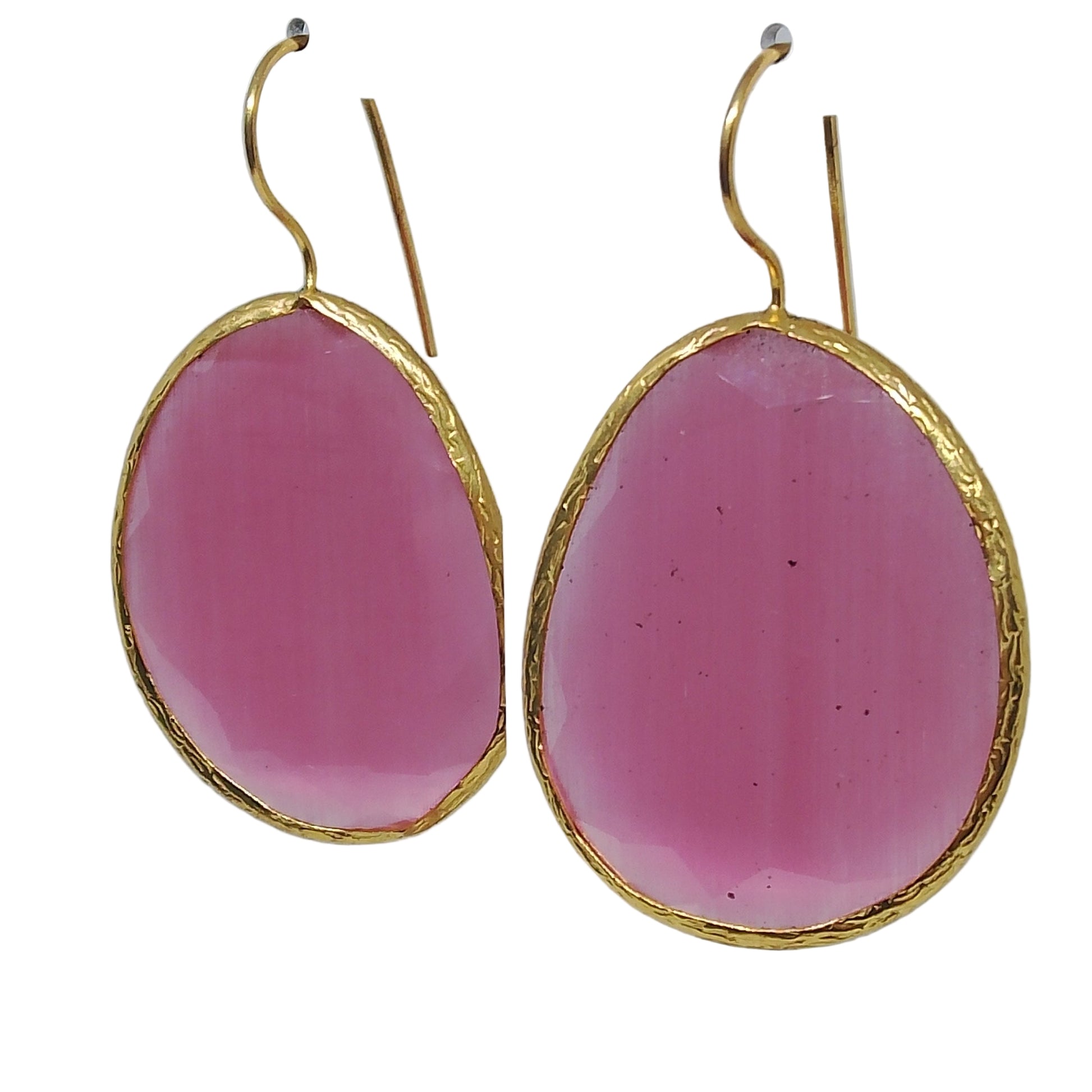 pendientes mineral rosa enmarcados en dorado y gancho , visto de lado