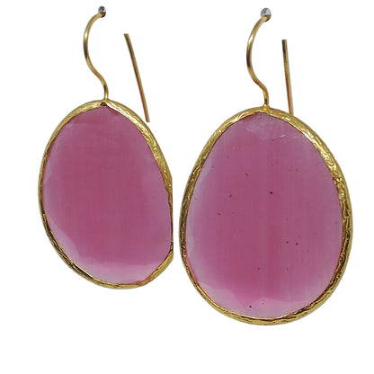 pendientes mineral rosa enmarcados en dorado y gancho , visto de lado