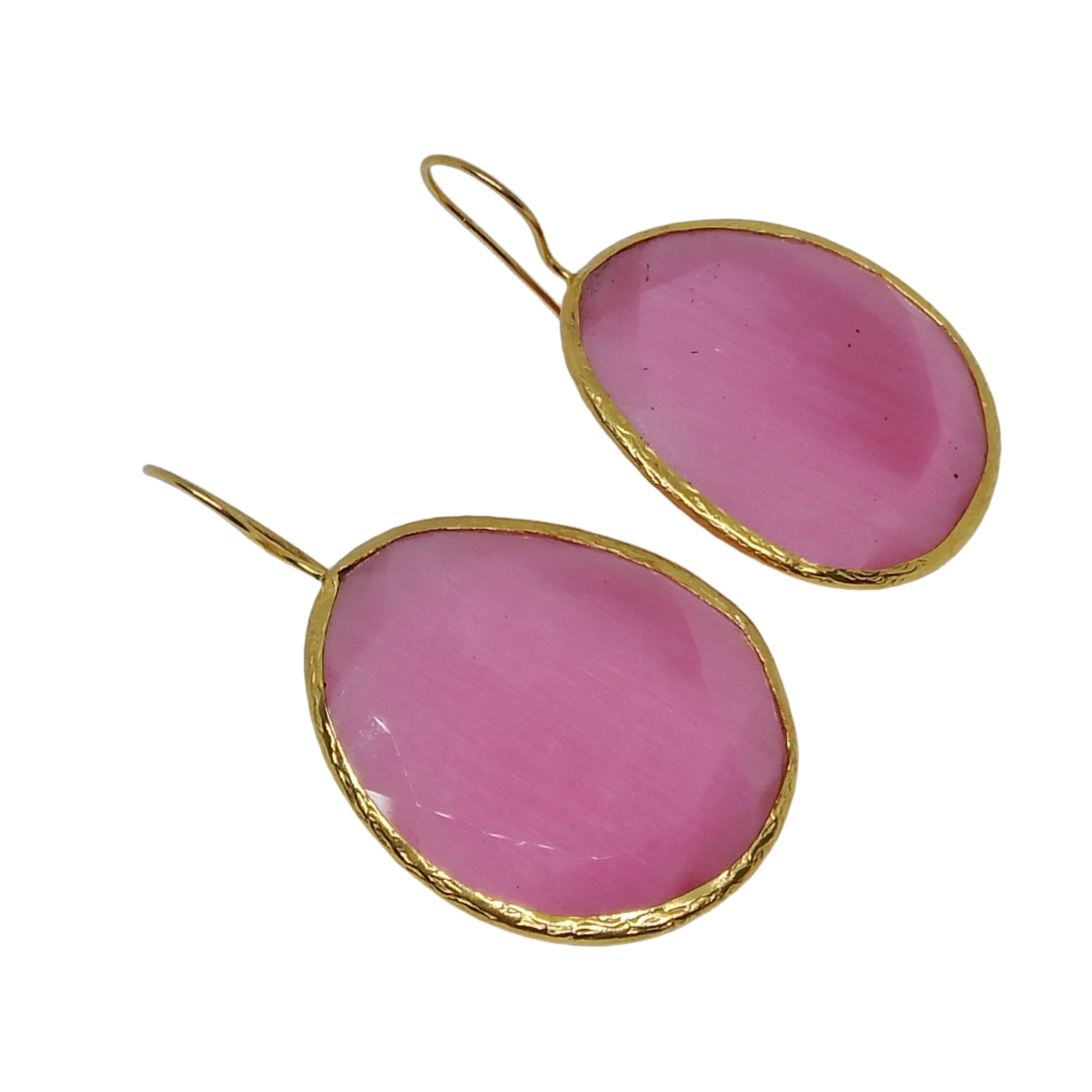 pendientes mineral rosa enmarcados en dorado y gancho  , vistos desde puestos de lado y vistos desde arriba
