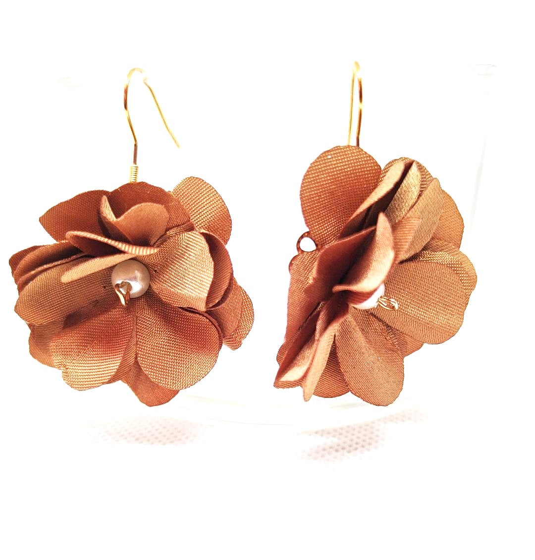 Pendientes flor de tela de color marrón en vertical