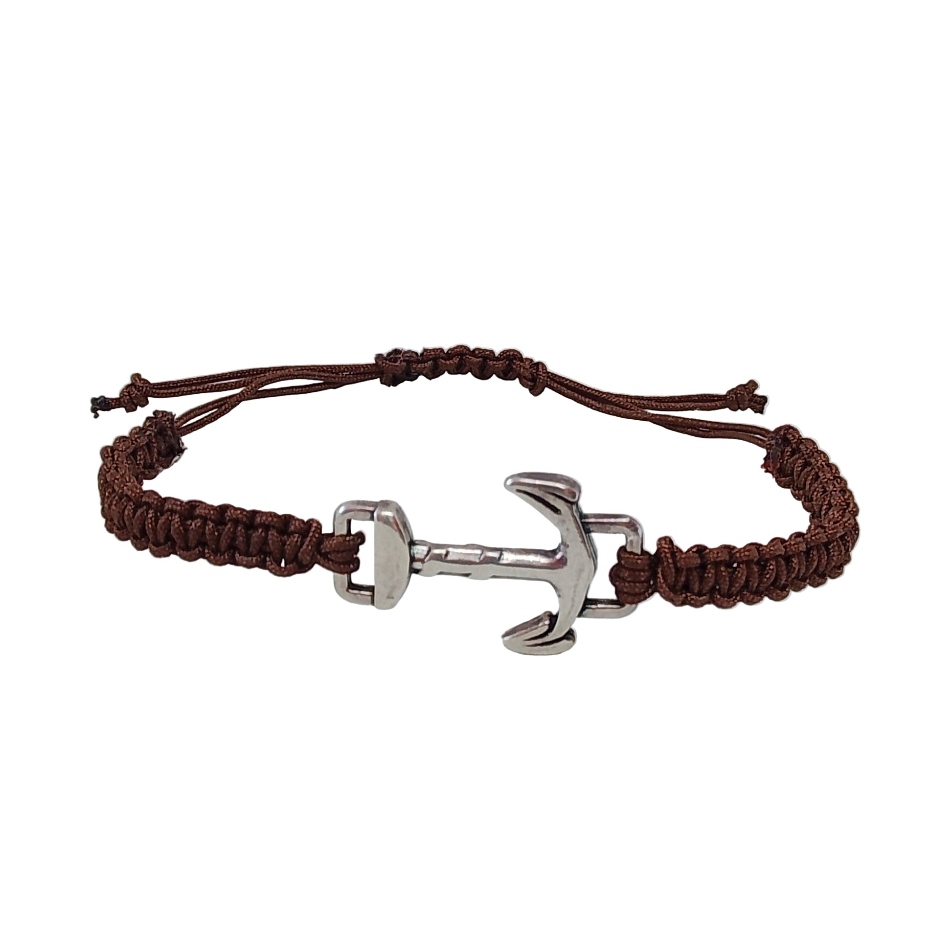 Pulsera náutica de macramé marrón con ancla metálica plateada, vista de frente.