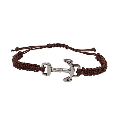 Pulsera náutica de macramé marrón con ancla metálica plateada, vista de frente.