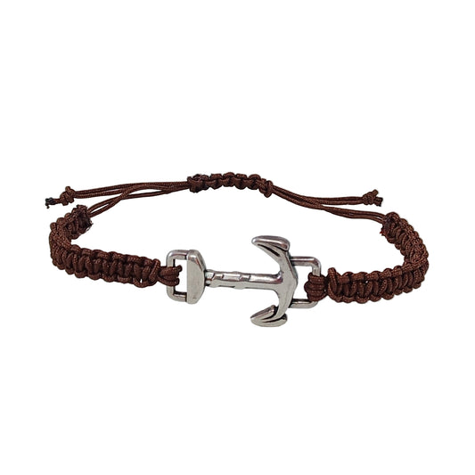 Pulsera náutica de macramé marrón con ancla metálica plateada, vista de frente.