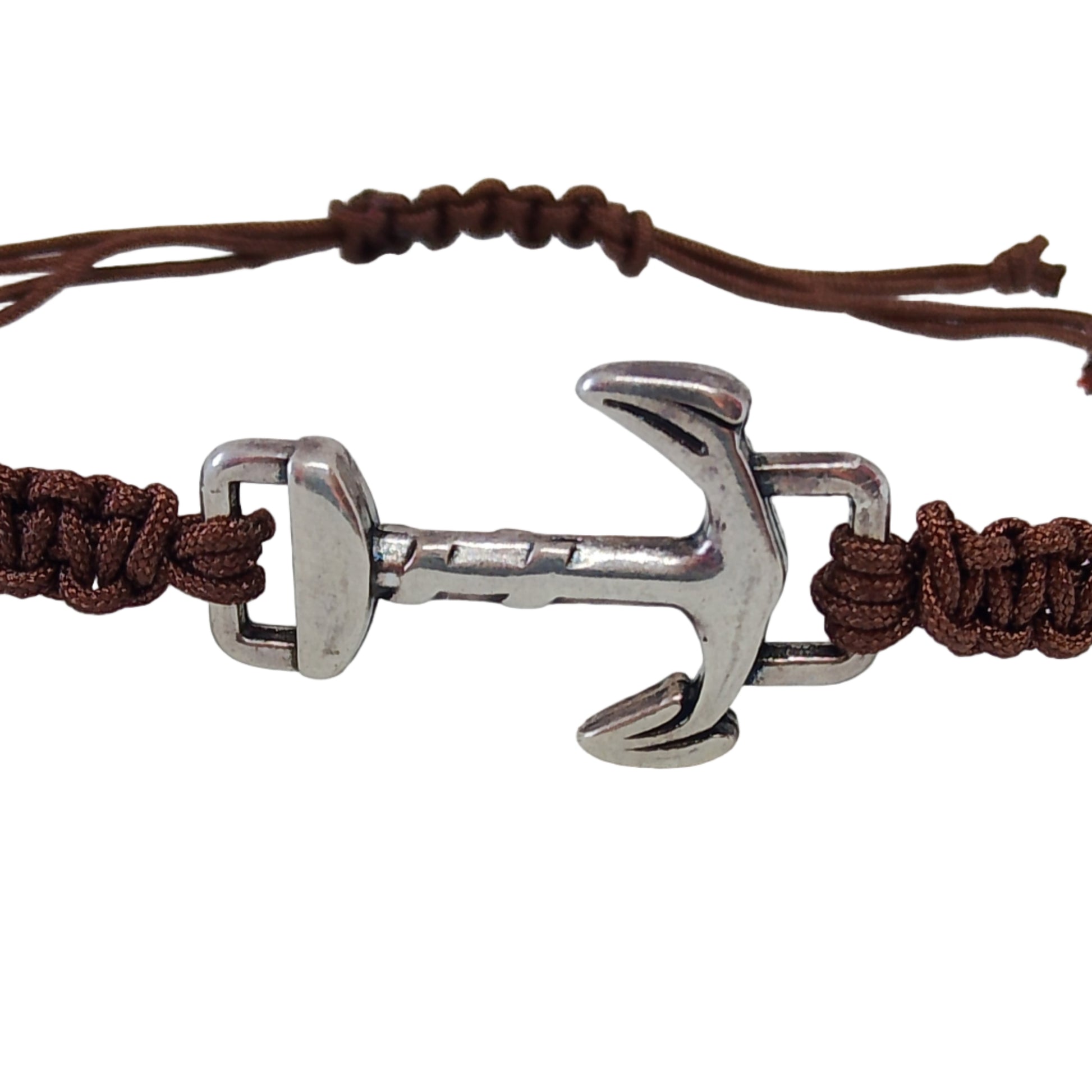 Pulsera náutica de macramé marrón con ancla metálica plateada, vista de cerca.
