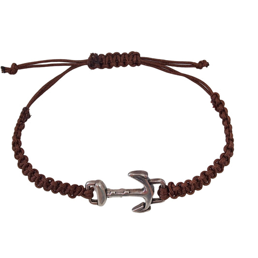 Pulsera náutica de macramé marrón con ancla metálica plateada, vista de arriba