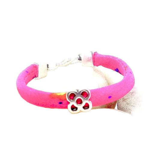 pulsera niña de cordón fucsia con flor de metal en el centro