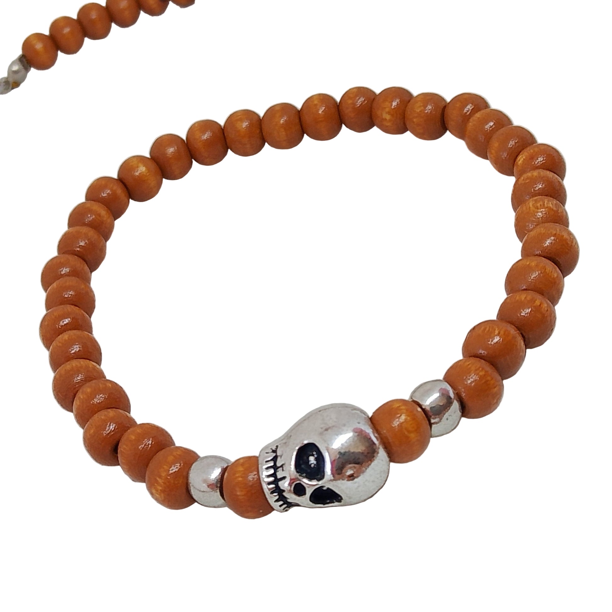 Pulsera de cuentas de madera marrón con adorno calavera plateada — vista frontal