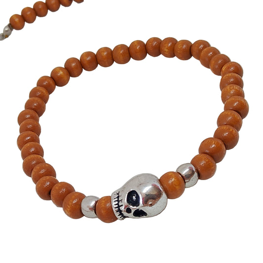 Pulsera de cuentas de madera marrón con adorno calavera plateada — vista frontal
