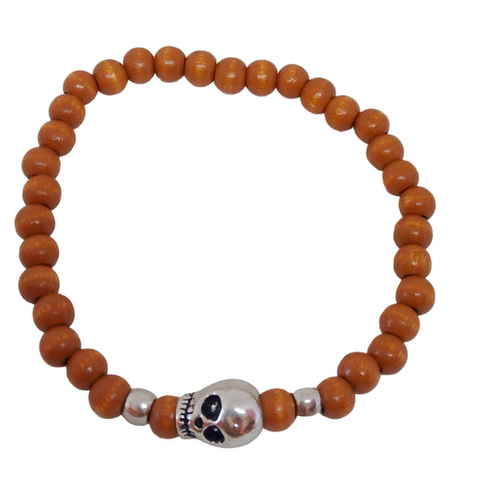 Pulsera de cuentas de madera marrón con adorno calavera plateada — vista desde arriba