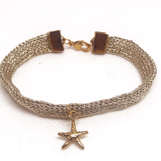 Pulsera de malla y estrella de mar n el centro de color dorado