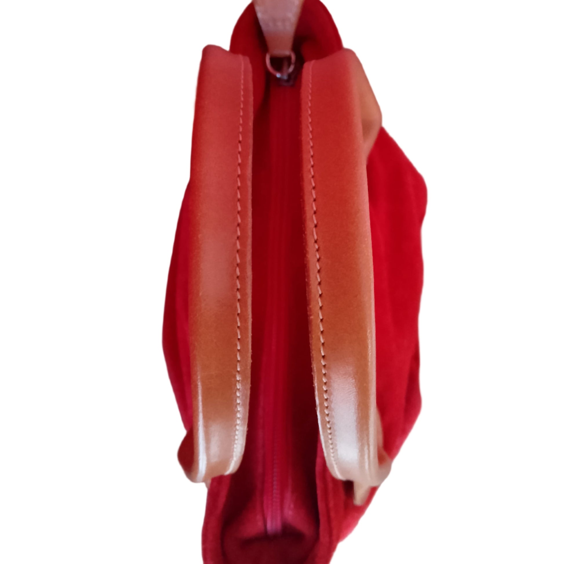 Bolso rojo con asas de piel camel visto desde arriba