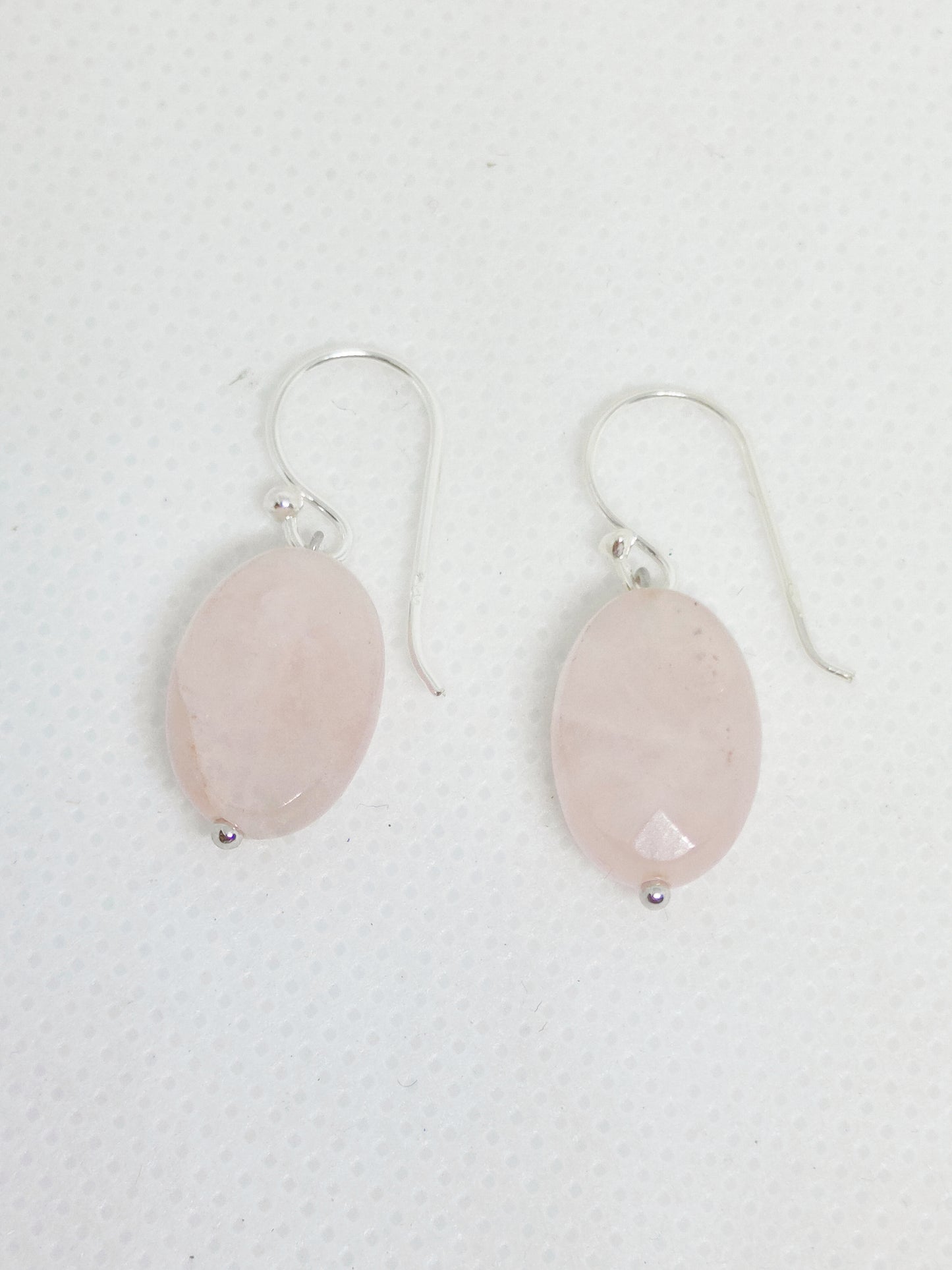 Pendientes de piedra ovalada en cuarzo rosa y gancho de plata