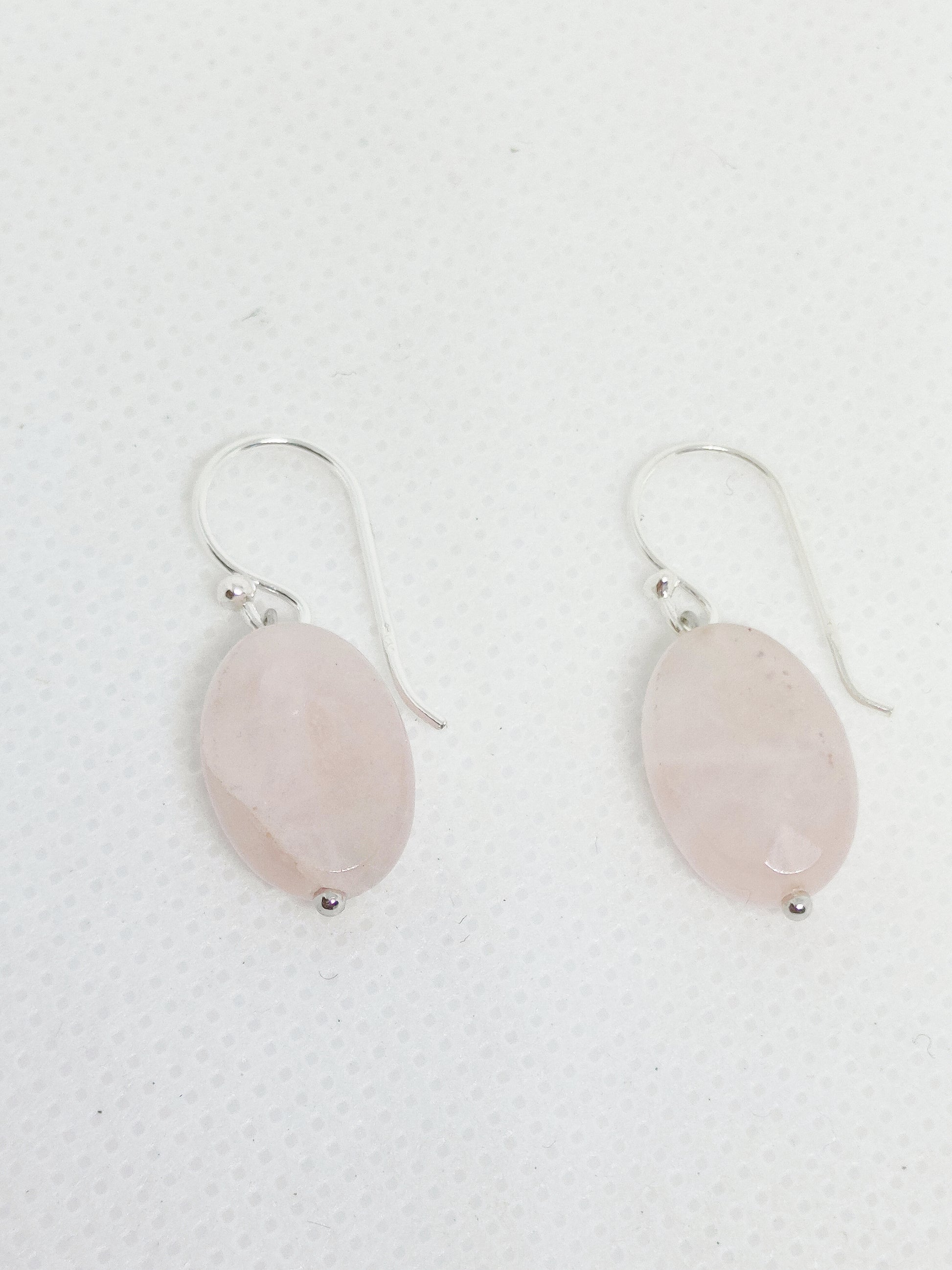 Pendientes de piedra ovalada en cuarzo rosa y gancho de plata