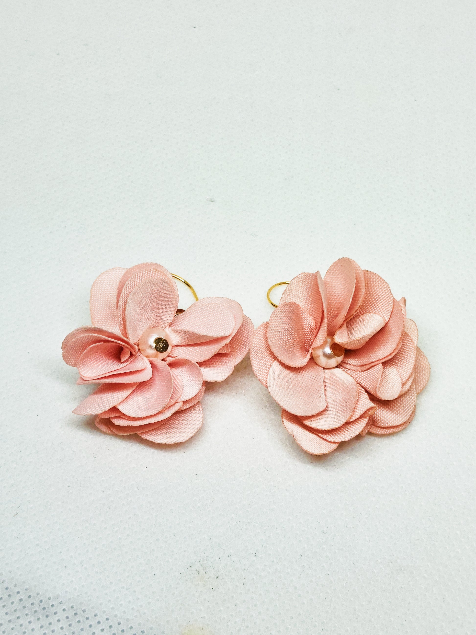 Flores rosa nude con perla central