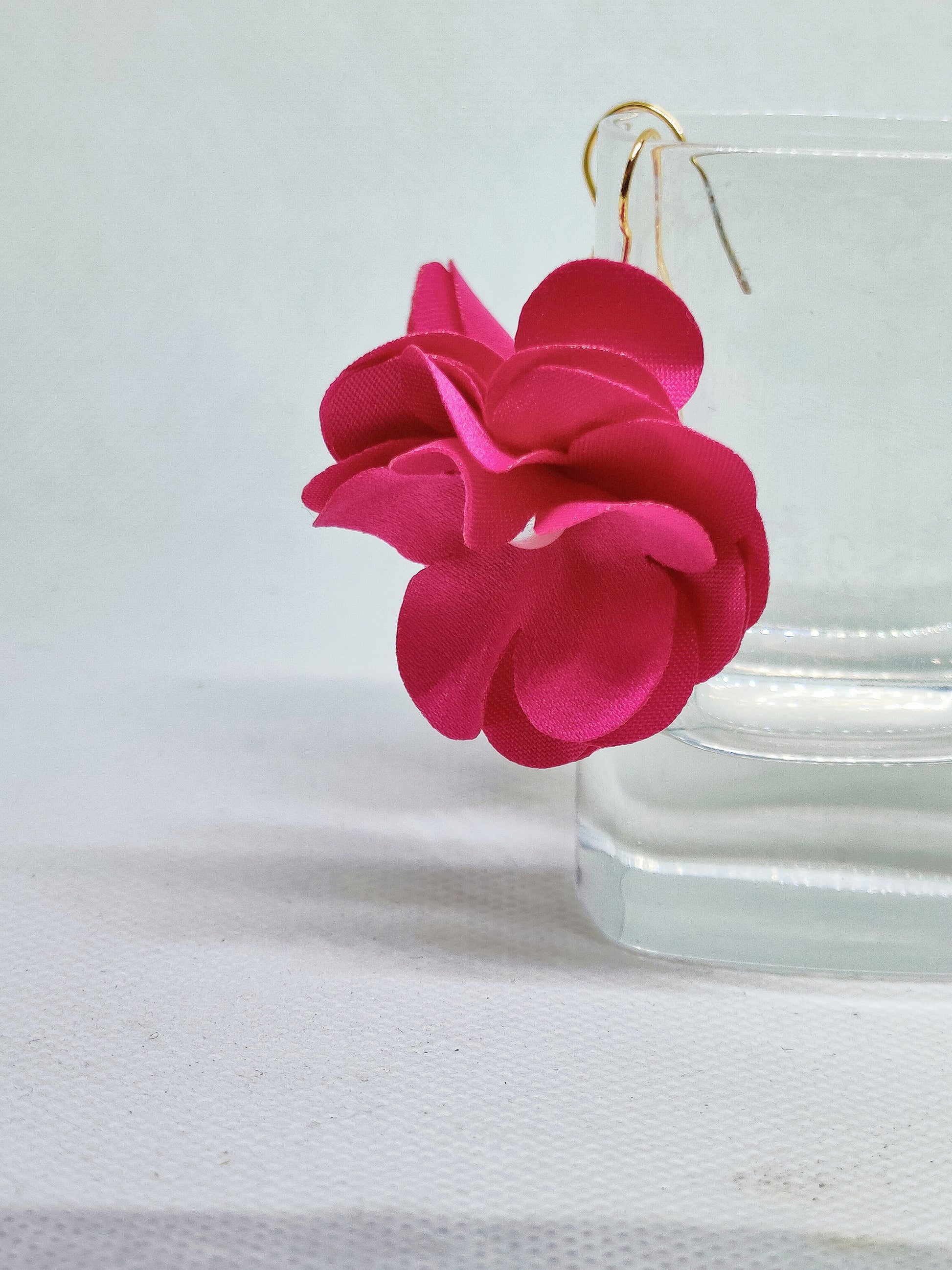 Pendientes flor de tela tipo geranio en color fucsia