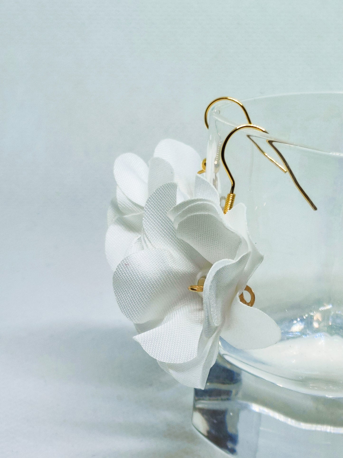 Pendientes flor de tela tipo geranio en color  blanco