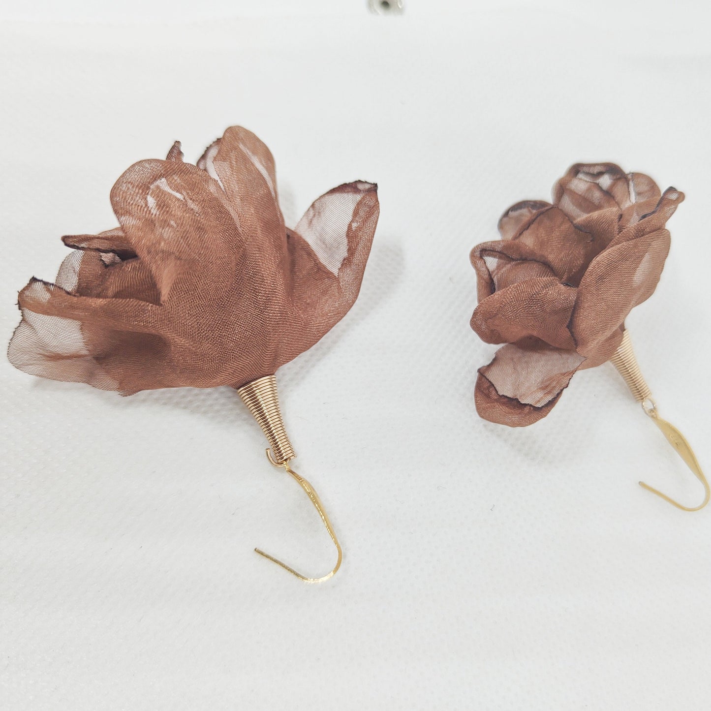 Pendientes flor de seda en color marrón