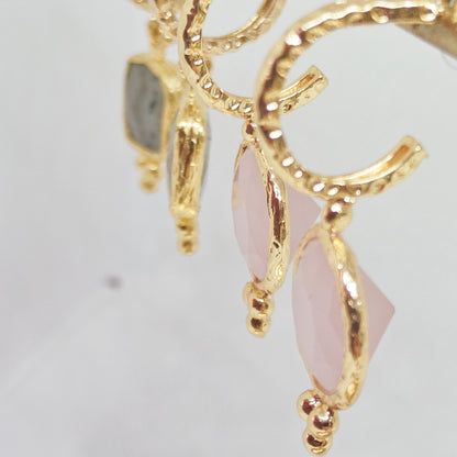 Pendientes de aro dorado con colgante cuadrado  de mineral gris y rosa de lado