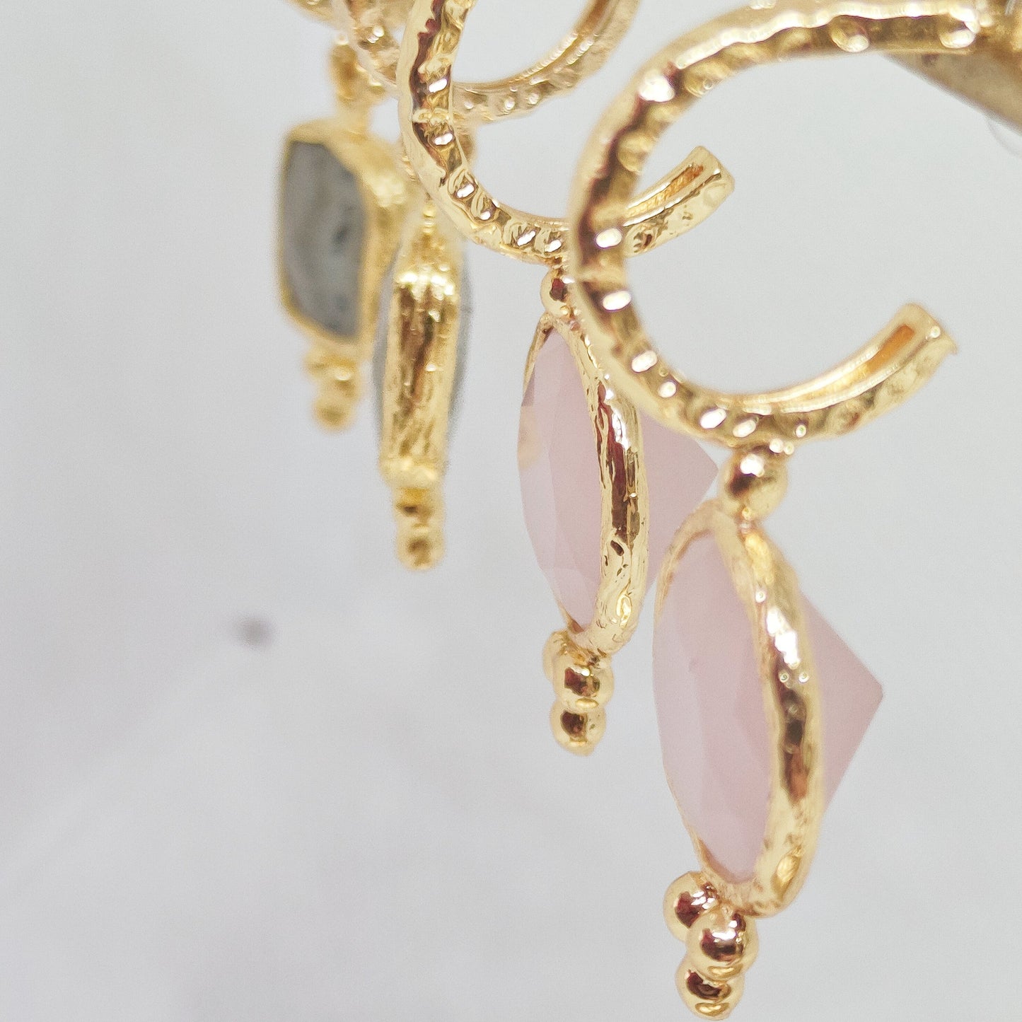 Pendientes de aros pequeños de acero inoxidable chapado en oro con charm de  perla Sunkissed de Bohomoon